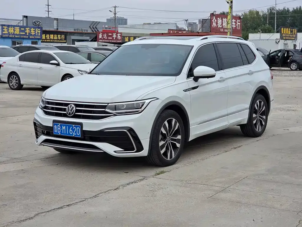 Volkswagen Tiguan L — фото 1