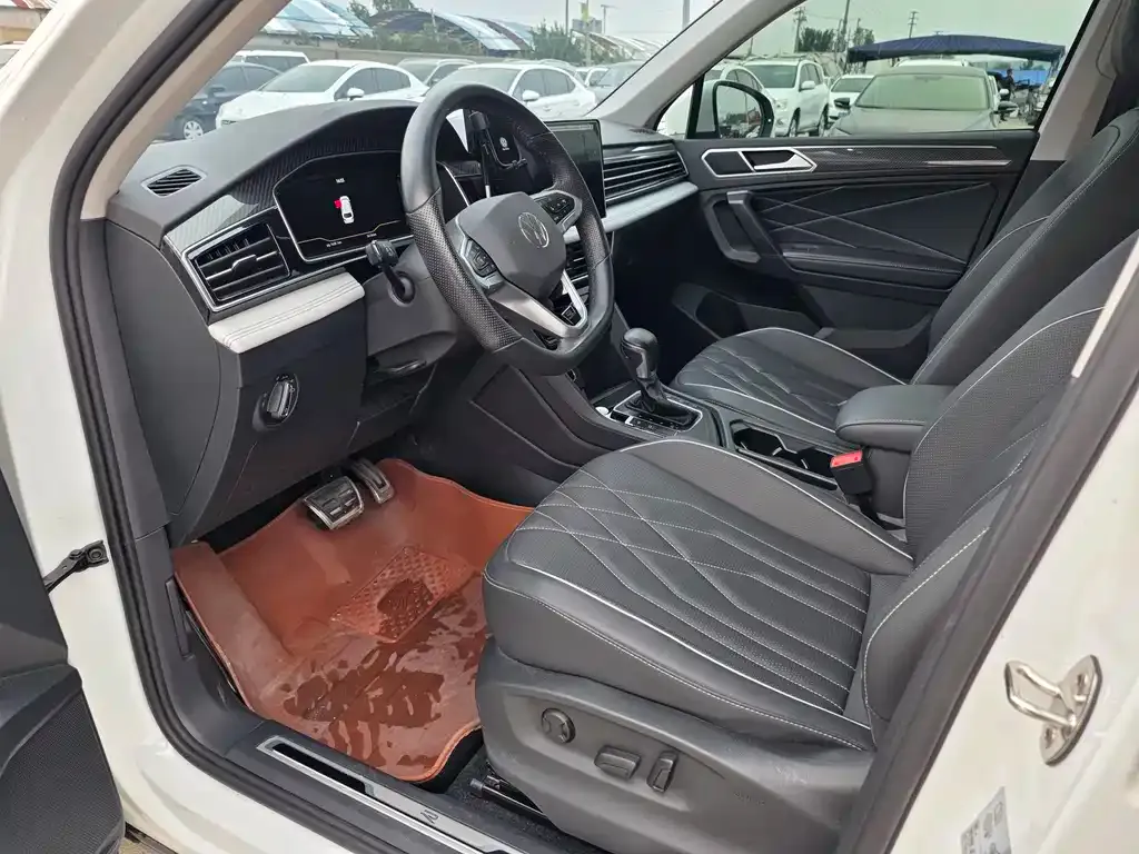 Volkswagen Tiguan L — фото 2