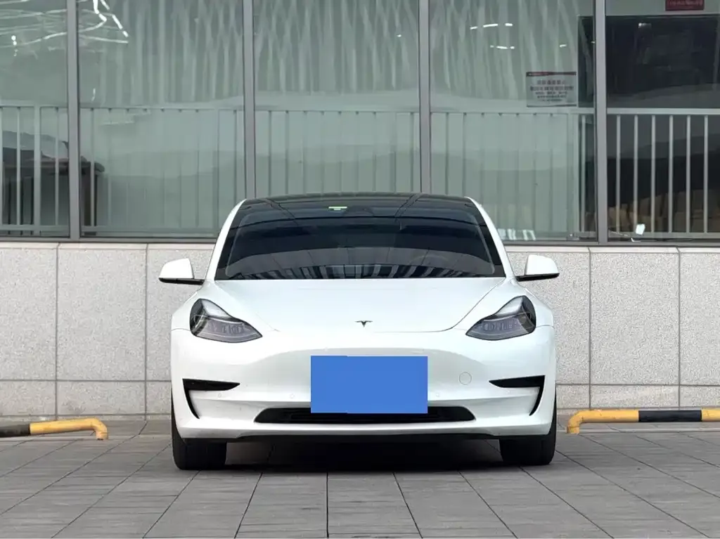 Tesla Model 3 — фото 1
