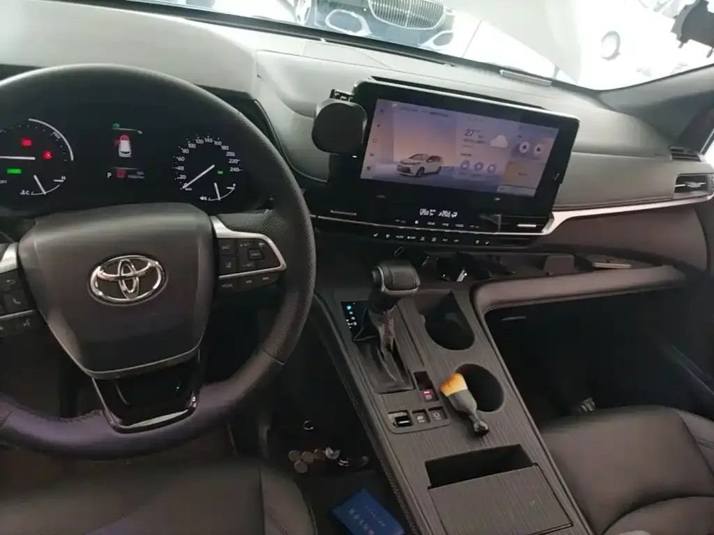 Toyota Sienna — фото 10