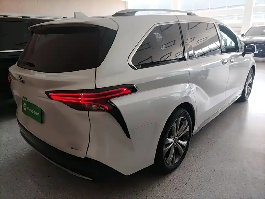 Toyota Sienna — фото 4