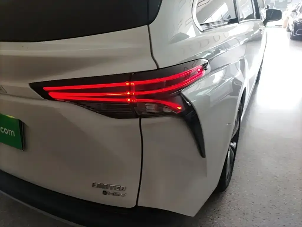 Toyota Sienna — фото 2