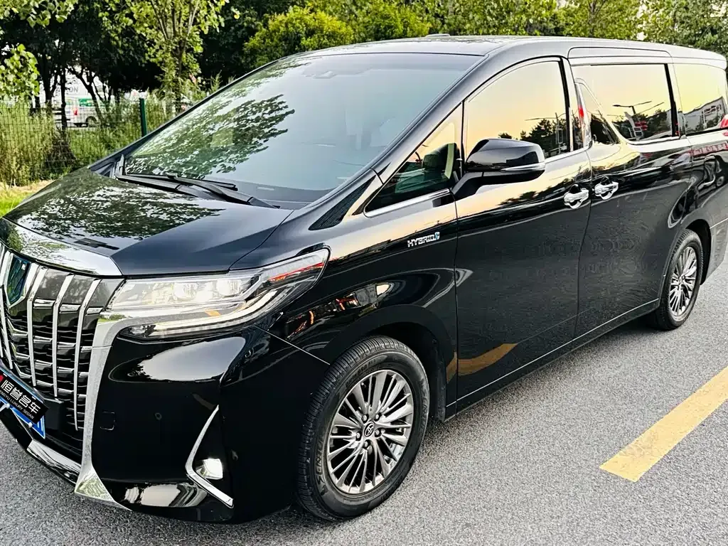 Toyota Alphard — фото 1