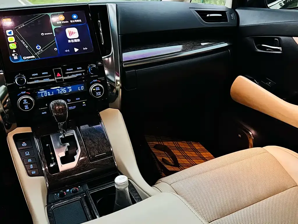 Toyota Alphard — фото 8