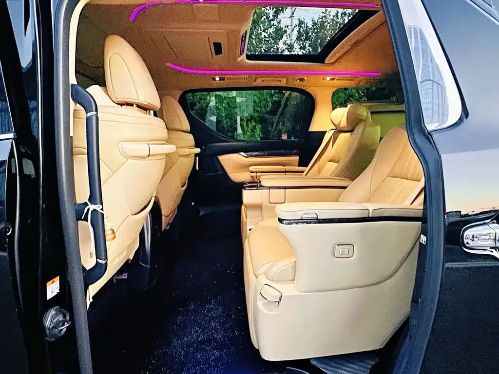 Toyota Alphard — фото 7