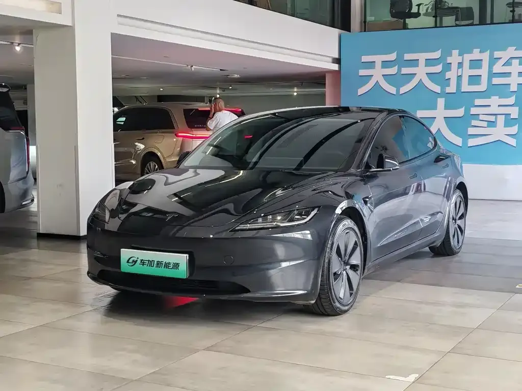 Tesla Model 3 — фото 1