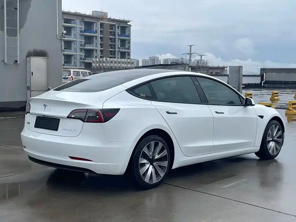 Tesla Model 3 — фото 7