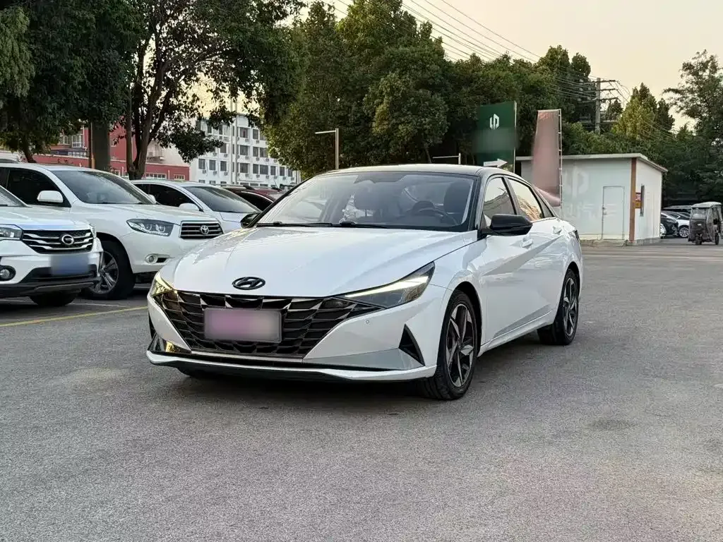 Hyundai Elantra — фото 1