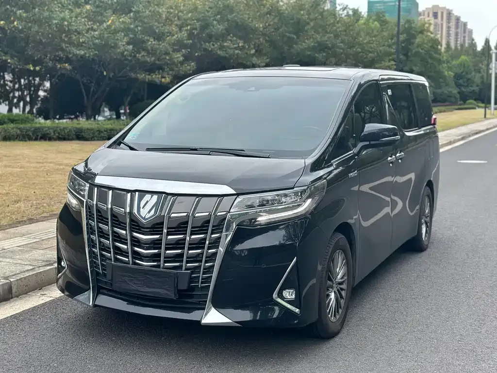 Toyota Alphard — фото 1