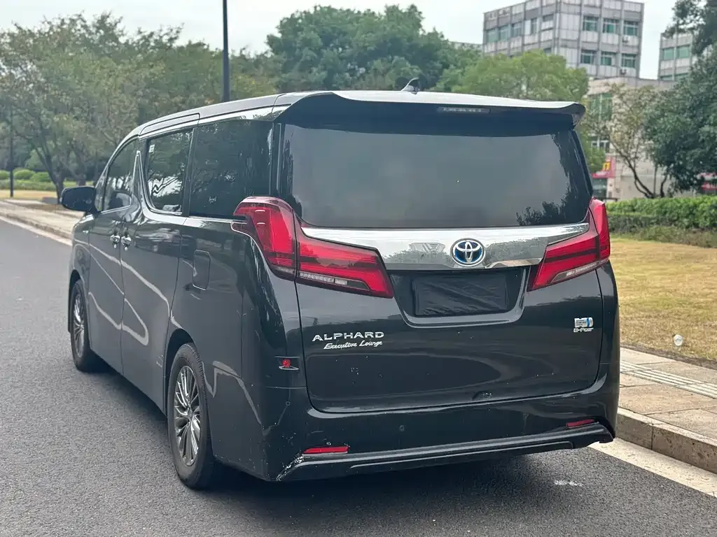 Toyota Alphard — фото 2