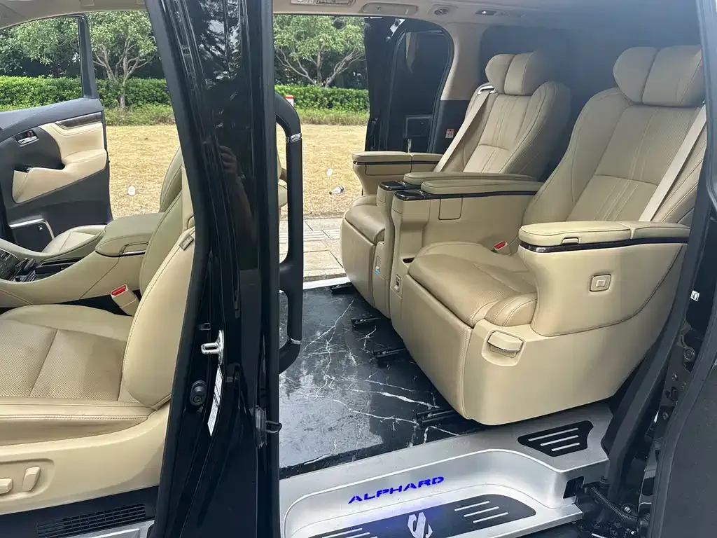 Toyota Alphard — фото 4