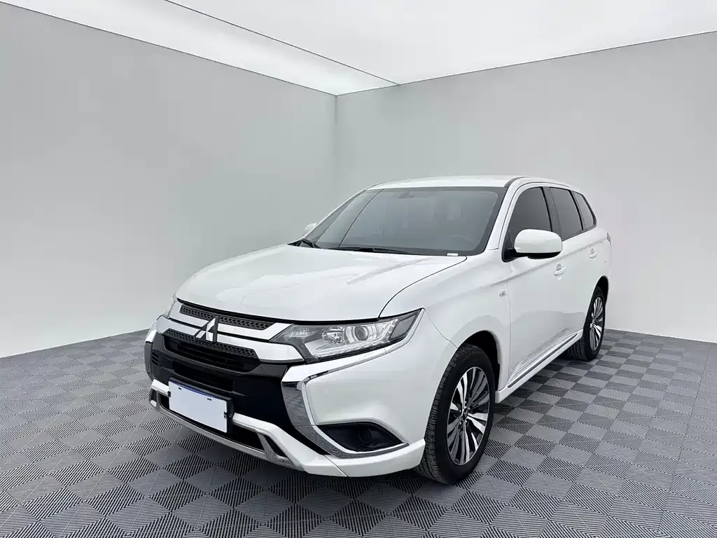 Mitsubishi Outlander — фото 1