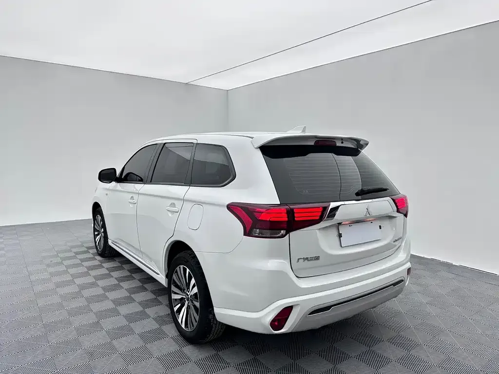 Mitsubishi Outlander — фото 5