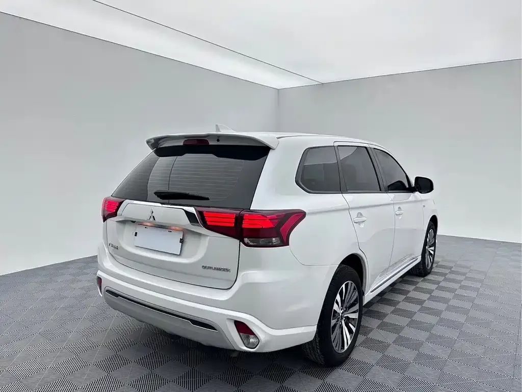 Mitsubishi Outlander — фото 6