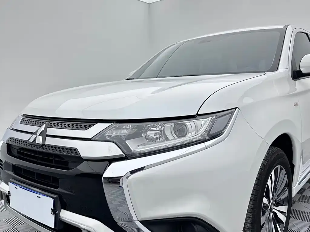 Mitsubishi Outlander — фото 7
