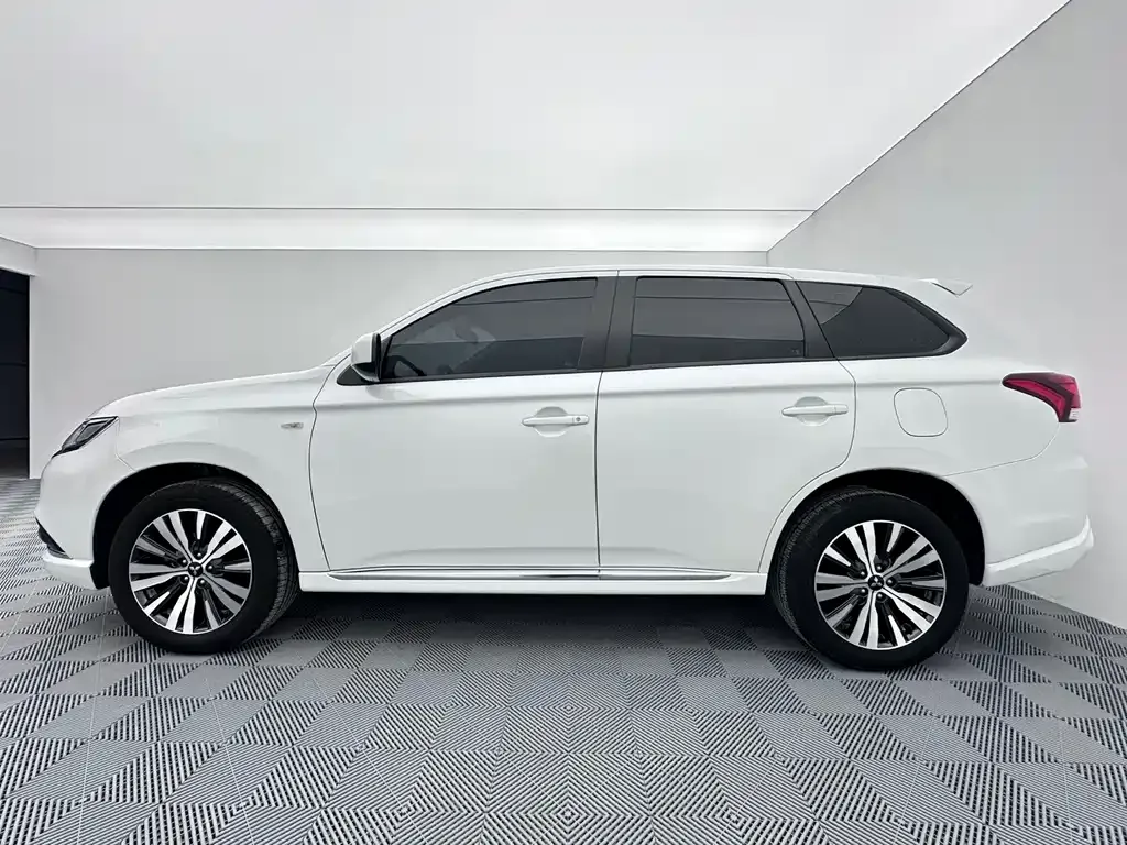 Mitsubishi Outlander — фото 10