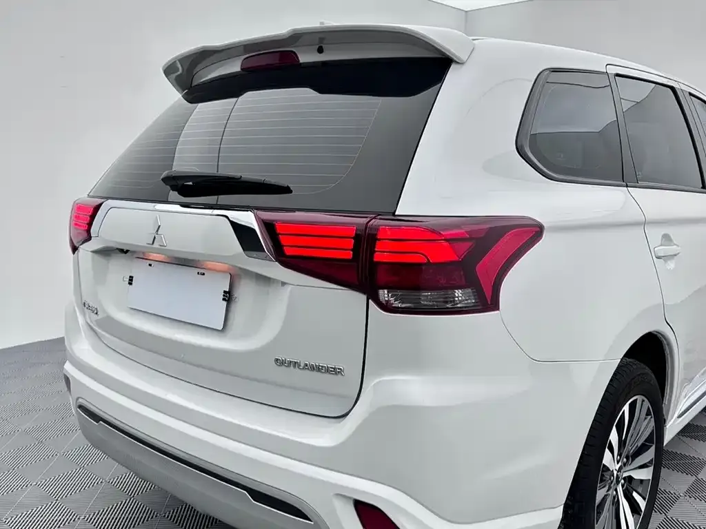 Mitsubishi Outlander — фото 3