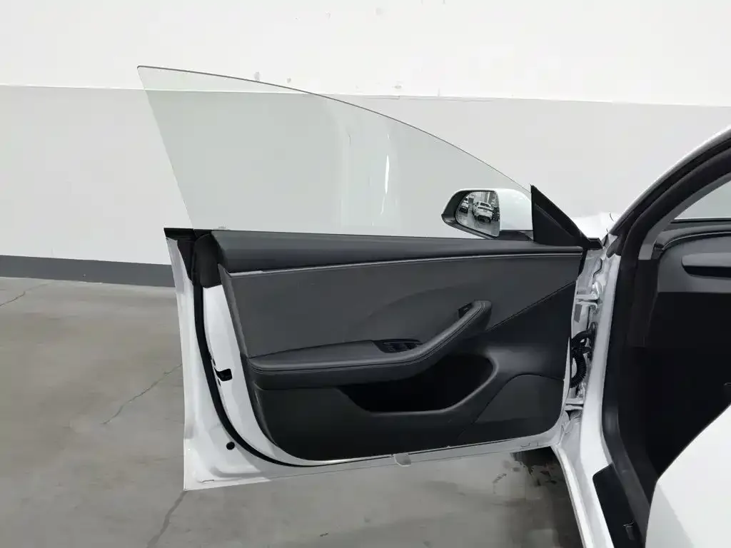 Tesla Model 3 — фото 2
