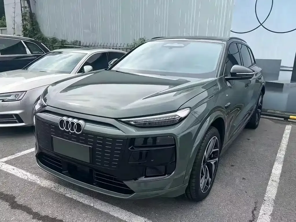 Audi Q6L e-tron — фото 1