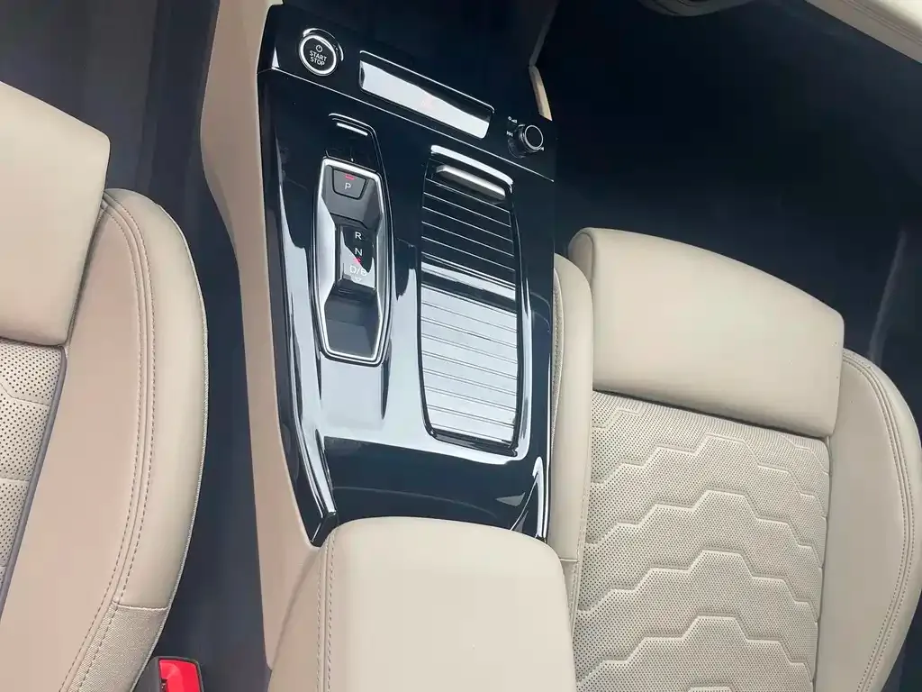 Audi Q6L e-tron — фото 8