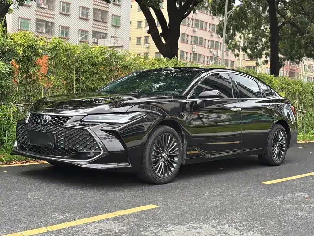 Toyota Avalon — фото 1