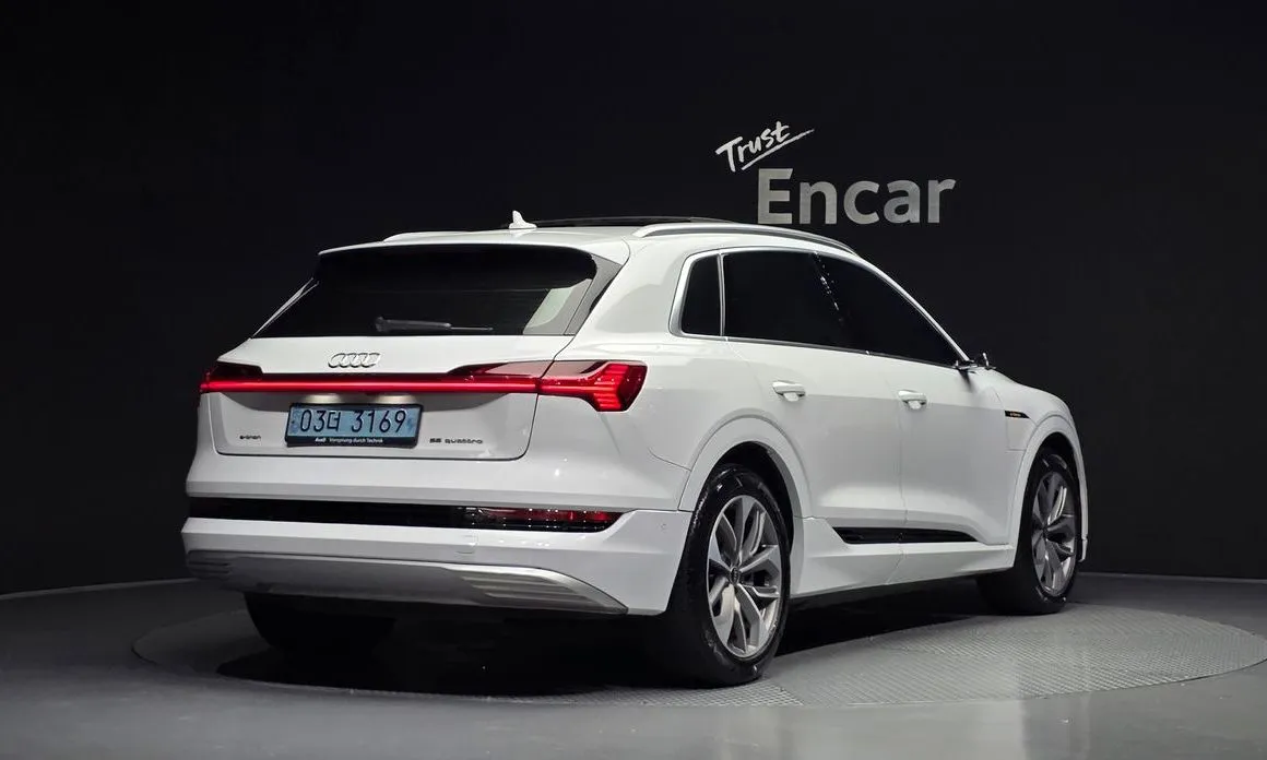 Audi e-tron — фото 5