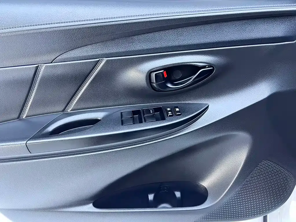 Toyota Yaris L — фото 10
