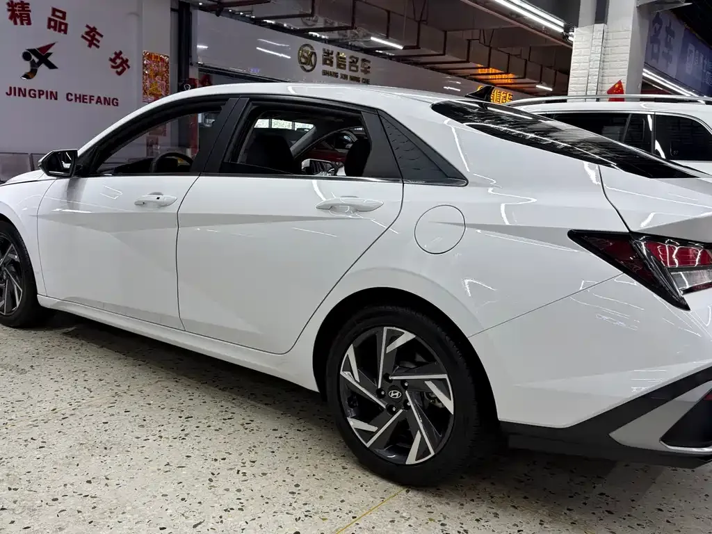 Hyundai Elantra — фото 2