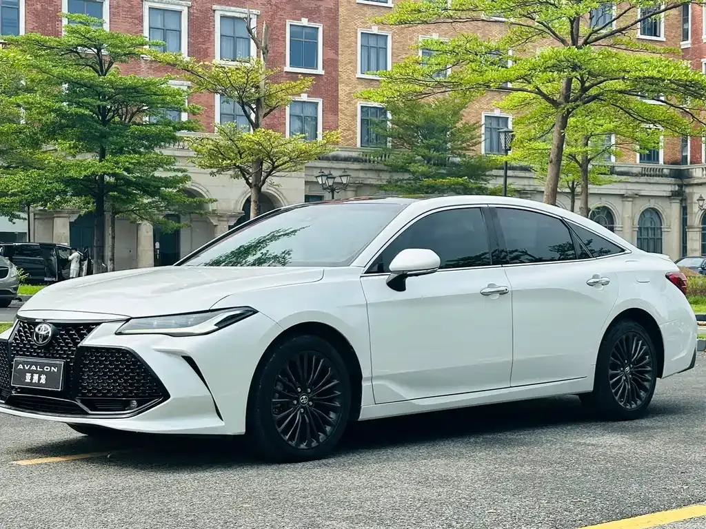 Toyota Avalon — фото 1