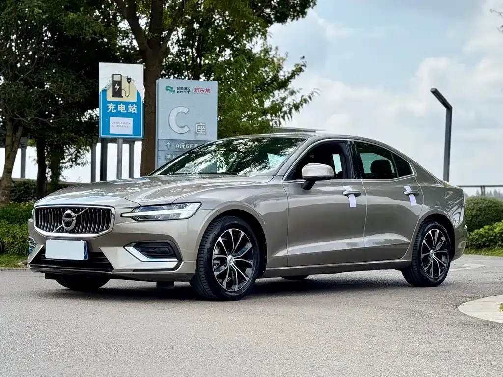 Volvo S60 — фото 1