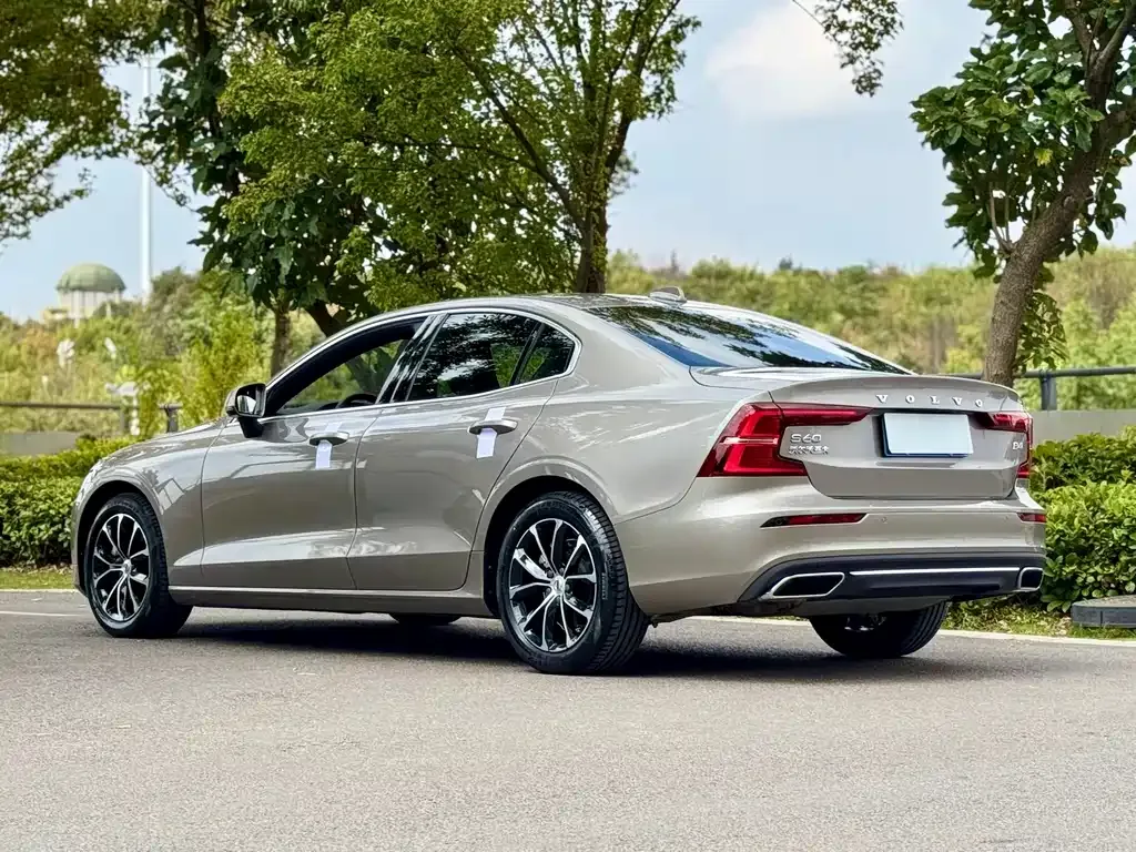 Volvo S60 — фото 10