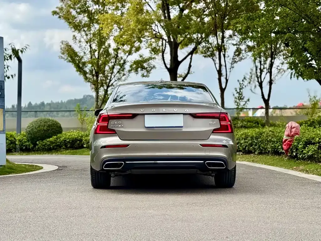 Volvo S60 — фото 9
