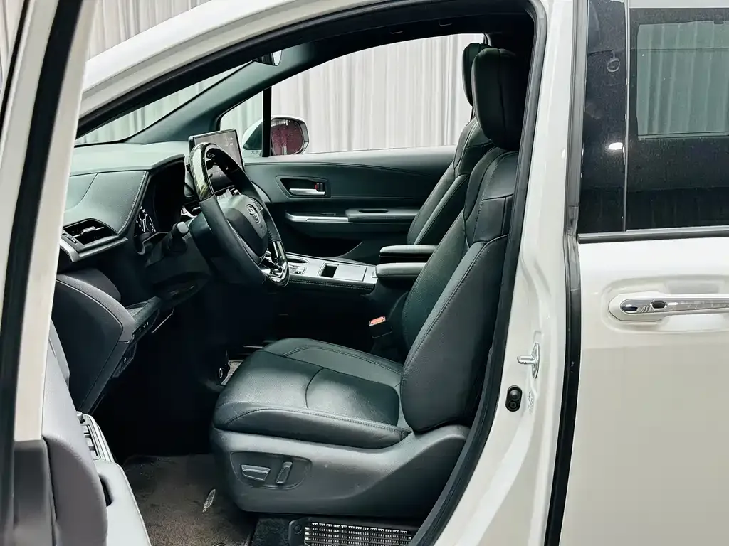 Toyota Sienna — фото 8