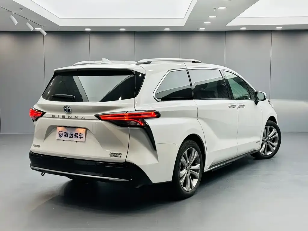 Toyota Sienna — фото 7
