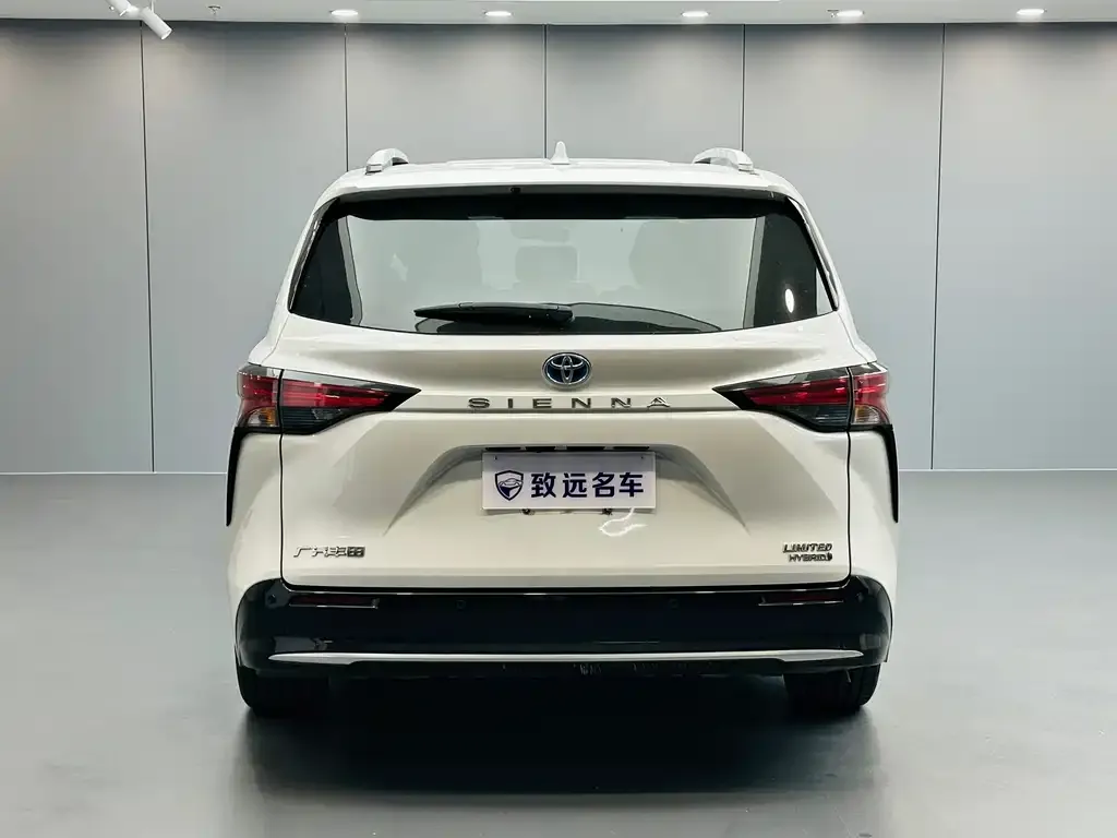 Toyota Sienna — фото 2