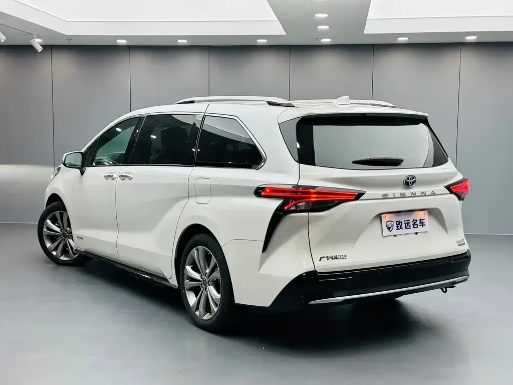 Toyota Sienna — фото 4