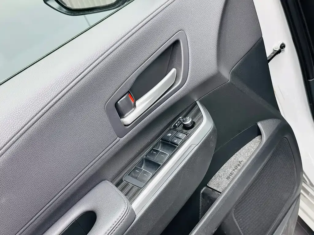 Toyota Sienna — фото 10