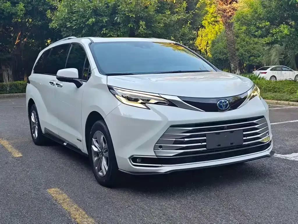 Toyota Sienna — фото 1