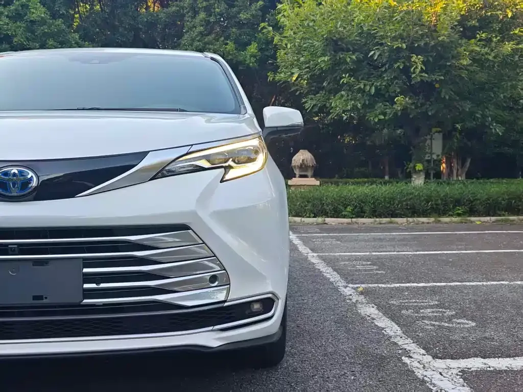 Toyota Sienna — фото 3
