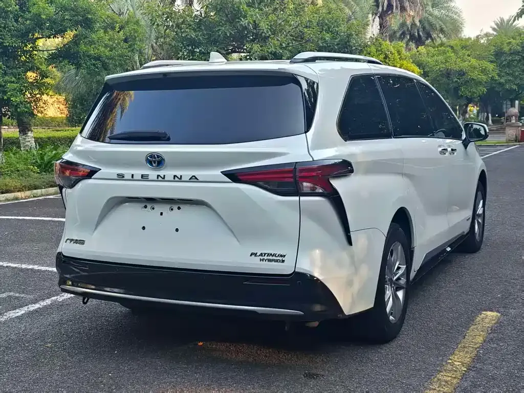 Toyota Sienna — фото 9