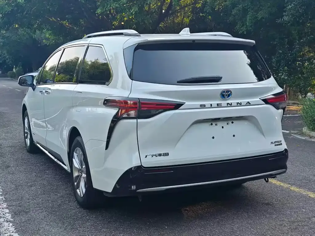 Toyota Sienna — фото 2