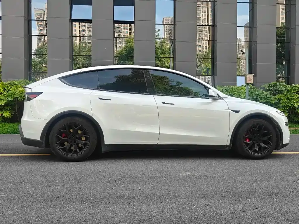 Tesla Model Y L — фото 7