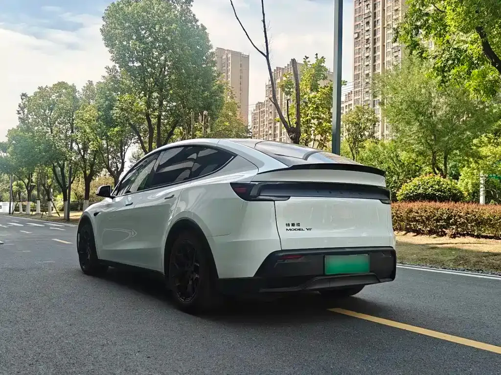 Tesla Model Y L — фото 4
