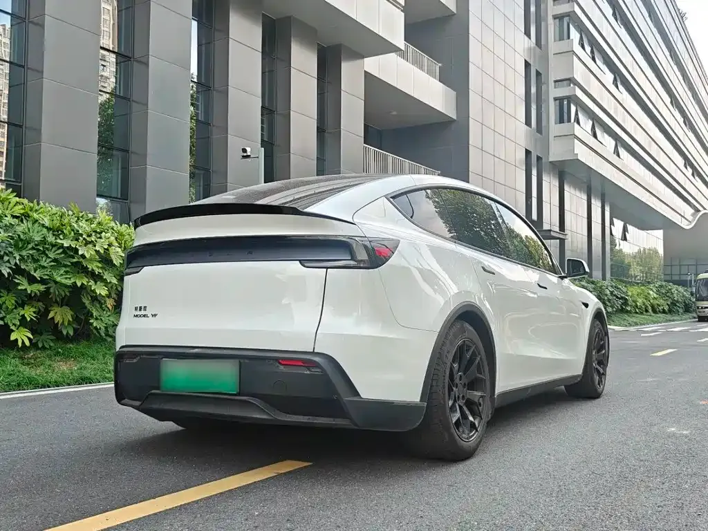 Tesla Model Y L — фото 3