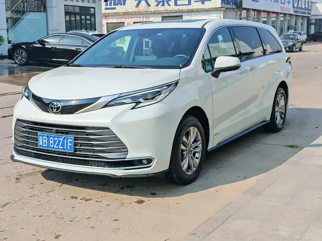Toyota Sienna — фото 1