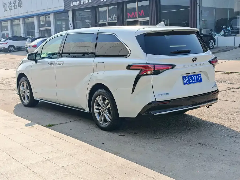 Toyota Sienna — фото 4