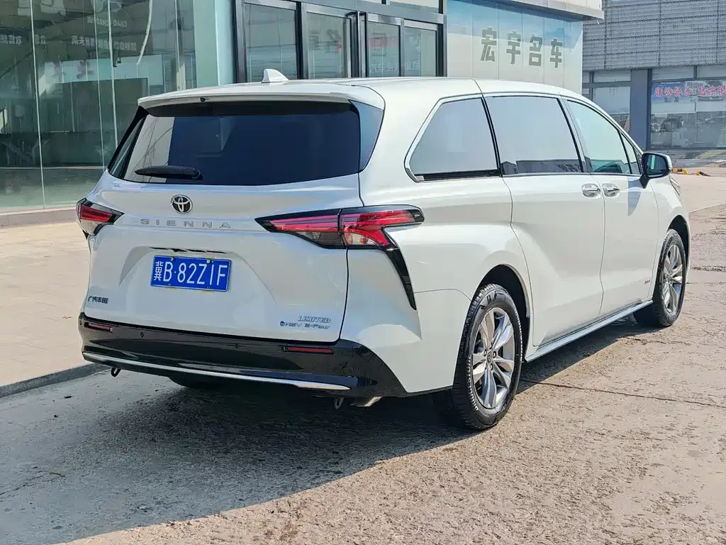 Toyota Sienna — фото 9