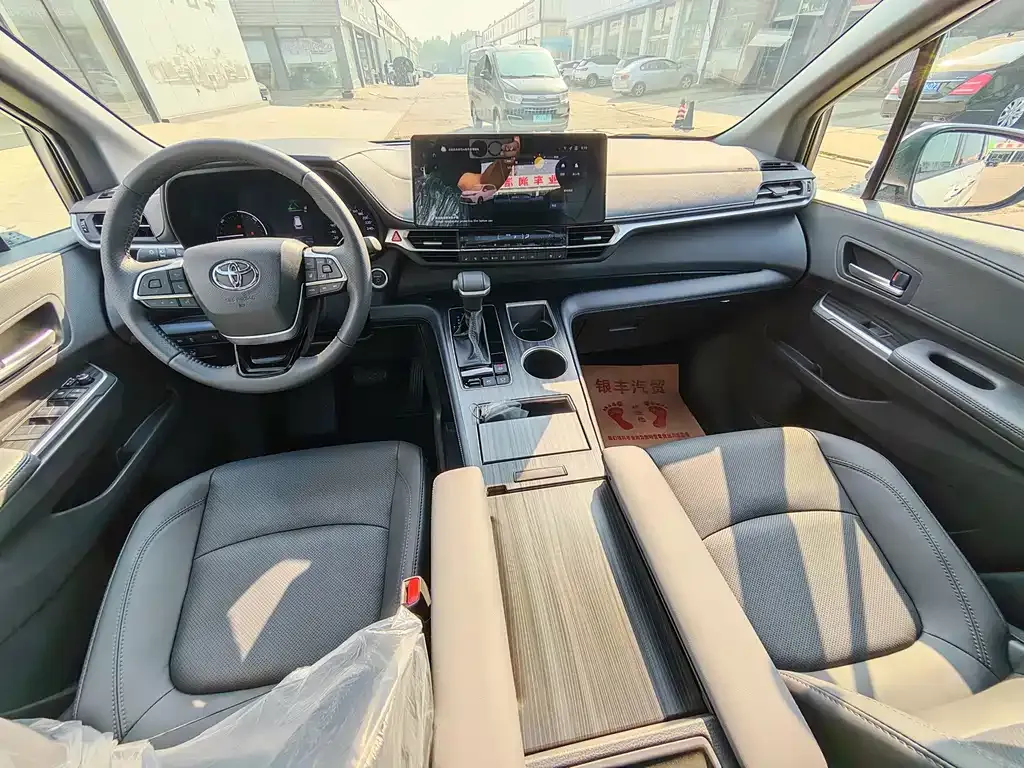Toyota Sienna — фото 10