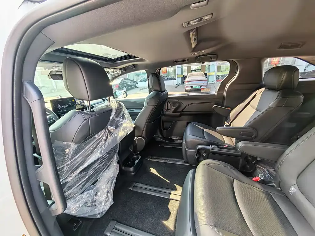 Toyota Sienna — фото 8