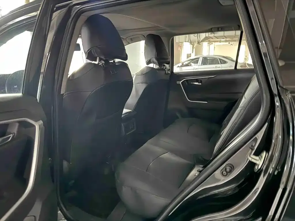 Toyota RAV4 — фото 2